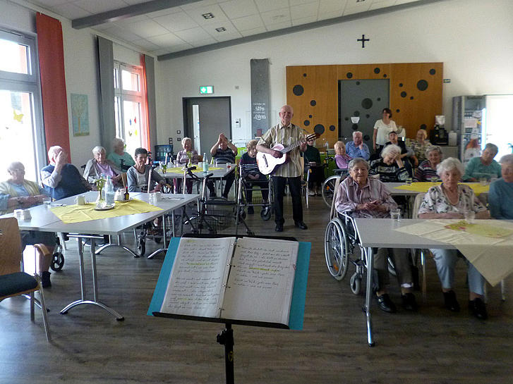 Senioren genießen Frühlingskonzert im Alten- und Pflegeheim St. Vinzenzhaus Gebhardshain
